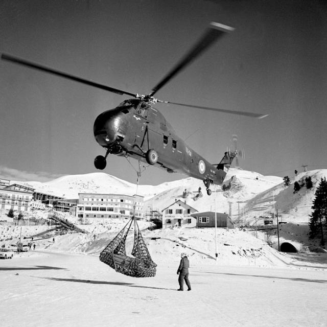 H-34 (68-OA ou OJ) lors d'un héliportage durant la préparation pour les JO de Grenoble - Photo ECPAD