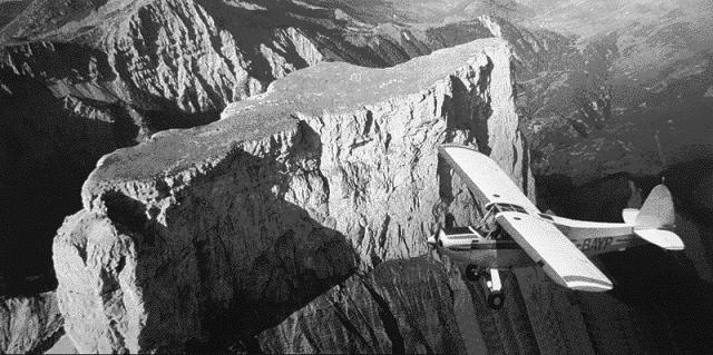 Le piper d'Henri Giraud survole le mont Aiguille - Photo DR