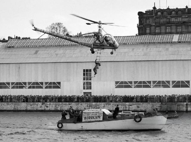 Henri Boris en démonstration (échelle de corde) au-dessus de la Seine en Hiller 360 F-BFPR Hélicop-Air (immatriculation US N8122H) au Salon national des Sports et du Camping, le 2 avril 1950 - Photo Getty Images