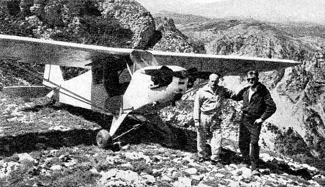 Henri Giraud et Gérard Frommweiler posent devant le Piper PA-18 Super Cub - F-BAYP posé sur le Mont Aiguille - Photo DR
