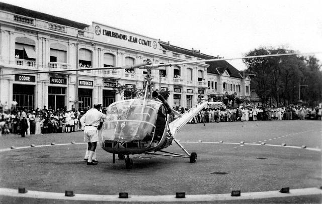 Hiller 360 avec Alexis Santini DZ devant les Etablissements Jean Comte a Saigon - Photo DR