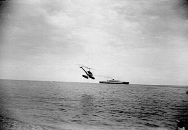 Hiller 360 boudins se dirigeant vers le paquebot Commandant Quéré, début des années 50 - Photo DR