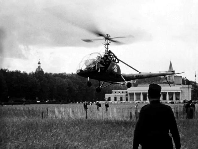 Baptêmes de l'air en hélicoptère Hiller 360 immatriculé F-BFGY de la société Helicop Air sur les bords du lac d'Annecy en juin 1953 - Photo DR
