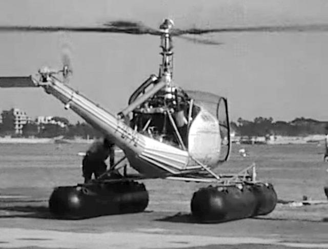 Hiller 360 F-BFPZ équipé de flotteurs (société Helicop-Azur) sur la DZ du Paquier à côté du Lac d'Annecy, en 1949 - Photo DR