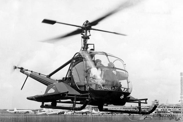 Hiller 360 F-BGXL Helicop-Air équipé de 2 civières latérales avec Valérie André aux commandes vers 1953 - Photo DR MAE