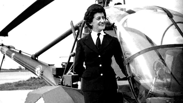 Le médecin capitaine Valérie André pose devant le Hiller 360 F-BGXL (à confirmer) vers 1953 - Photo DR