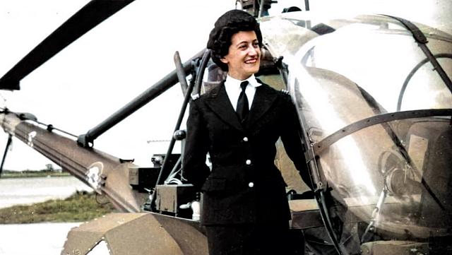 Valérie André en uniforme pose devant le Hiller UH-12B F-BGXL - Photo colorisée Collection Valérie André