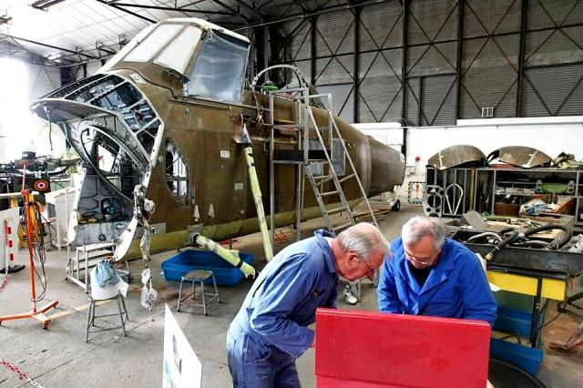 Les bénévoles de l'Association des amis du musée de l' Alat s'affairent depuis un an et demi autour du Sikorsky HSS - Photo Isabelle Louvier