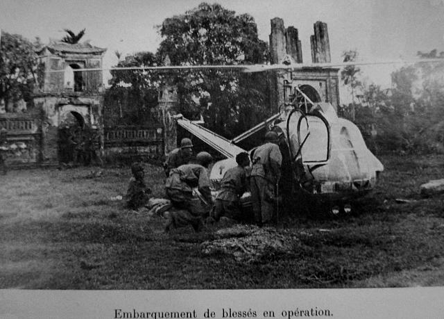 Embarquement de blessés en opération - Photo DR collection Valérie André