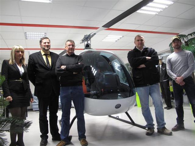 Jean-Paul Agier et Pierre-Emmanuel Leclère entourent un hélicoptère-ULM avec, de gauche à droite, Corinne Agier, Jean-Luc Vincent, maire d'Ancône, et Roberto Lamanna, constructeur de l'appareil chez l'italien LCA - Photo Dauphine Libéré