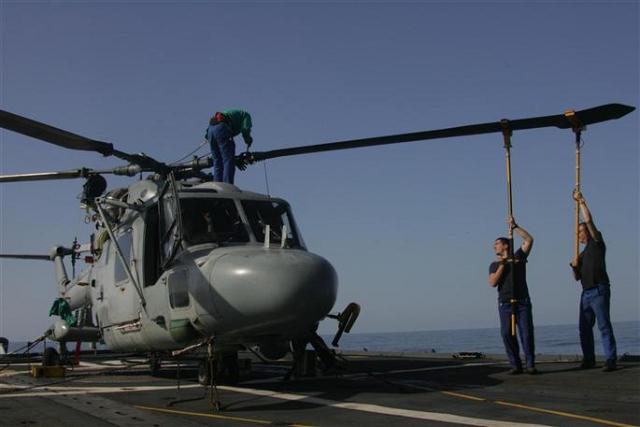 La préparation de l'hélicoptère Lynx sur le Dupleix