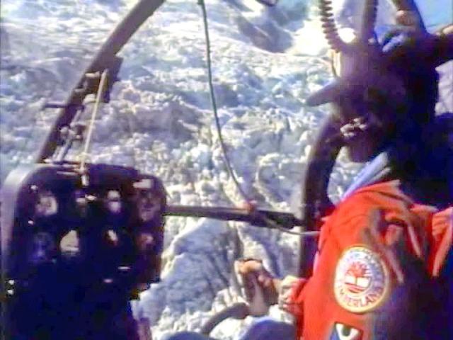 A bord du SA 315B Lama F-GECS du SAF héliportage sling refuge des Cosmiques 1991 - Photo DR FR3 Lyon