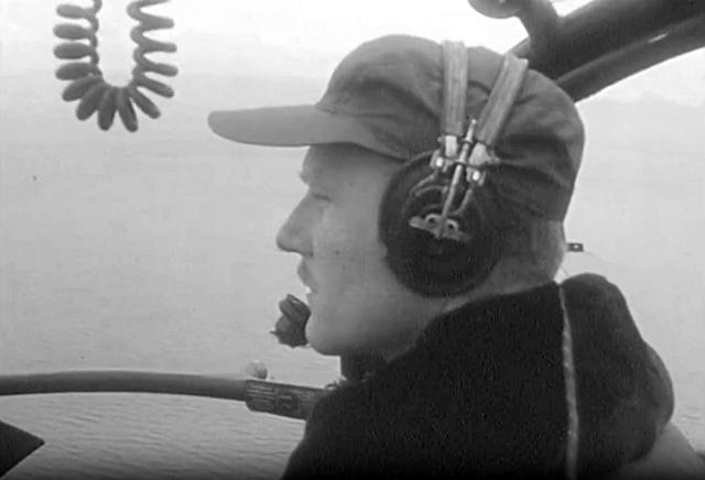 Le capitaine Gérard FROMMWEILER aux commandes de l'Alouette 2 F-BIFM protection civile - Photo DR INA