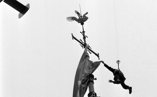 Le sergent Raymond Belle décrochant le drapeau sur la flèche de Notre-Dame, le 19 janvier 1969 - Photo Getty Images
