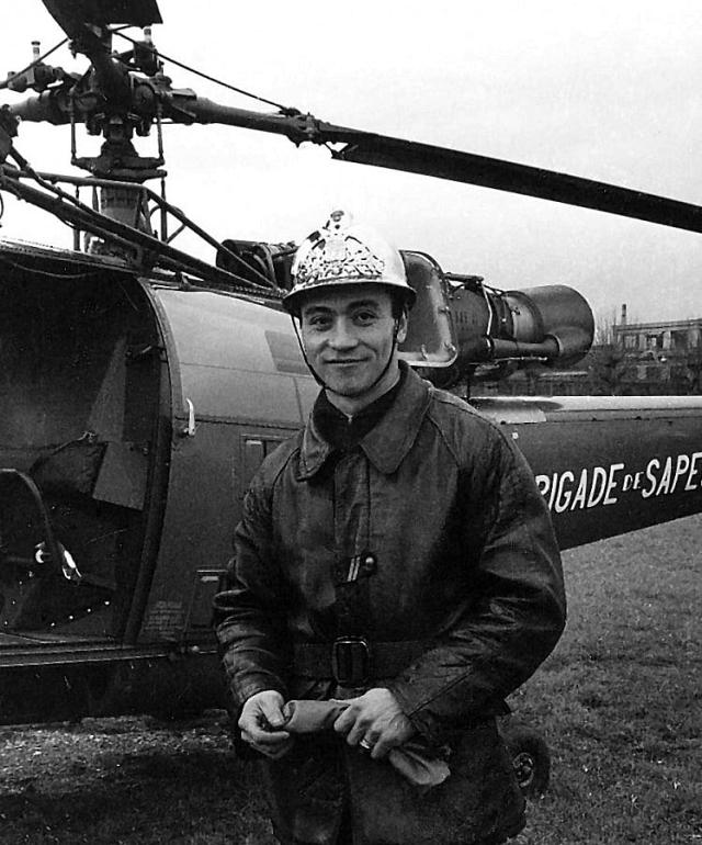Le sergent Raymond Belle pose devant l'Alouette 3 F-ZBDC de la BSPP, le 19 janvier 1969 - Photo DR