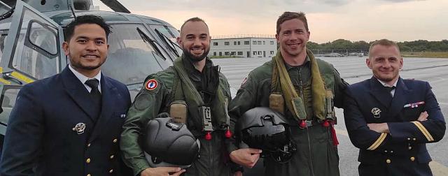 Les 2 nouveaux plongeurs et les 2 pilotes en combinaison de vol - Photo Marine nationale