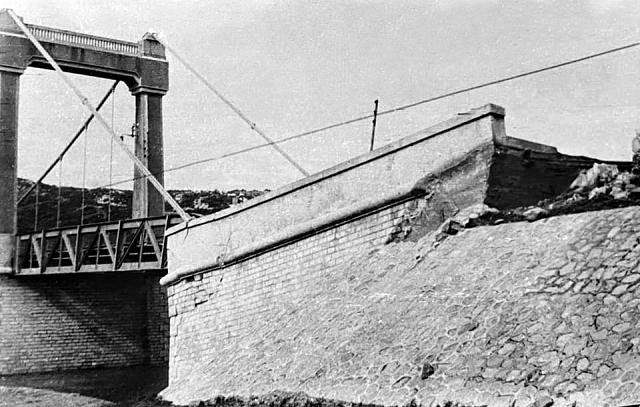 les dégâts sur le pont de Remoulins après les inondations de septembre-octobre 1958 - Photo coll. Viviane Paillet