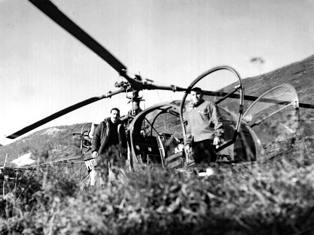 Michel Cozette et Pierre Fortin devant l'Alouette 2 F-ZBAF Protection civile vers 1964. Pour le meilleur et pour le pire. Comme les doigts de la main. - Photo DR