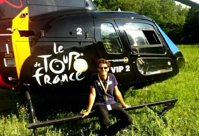 Nicolas Dotto pose devant son AS 350B3 F-HAUF - Photo DR