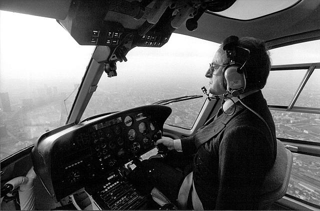 Pierre Berge aux commandes d'un Écureuil, en vol au-dessus Bourget - Photo DR
