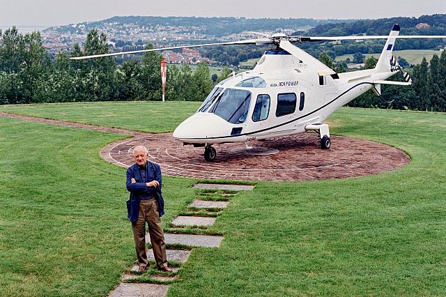 Pierre Berge pose devant son Agusta A109E Power F-GYBA - Photo DR