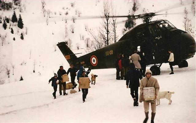 H-34A 68-OB (SA-84) posé dans la neige pour une mission de ravaitaillement de Celliers en Savoie (73) - hiver 1970 - Photo © Joël DIERNAZ