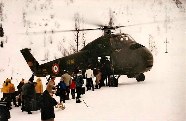 H-34A 68-OB (SA-84) posé dans la neige pour une mission de ravaitaillement de Celliers en Savoie (73) - Pilote : le capitauine Aubert - hiver 1970 - Photo © Joël DIERNAZ
