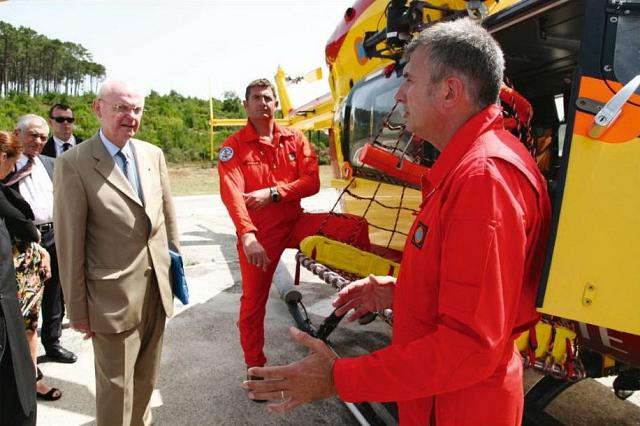 Devant l'EC 145 Dragon 33, le commandant Éric Barbier explique au préfet Stefanini le fonctionnement de la nacelle - Photo sudouest.fr