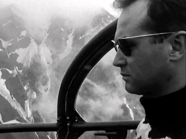 Serge Cessou aux commandes de l'Alouette 2 F-BIFL Helicop-Air, lors d'une rotation - Photo INA