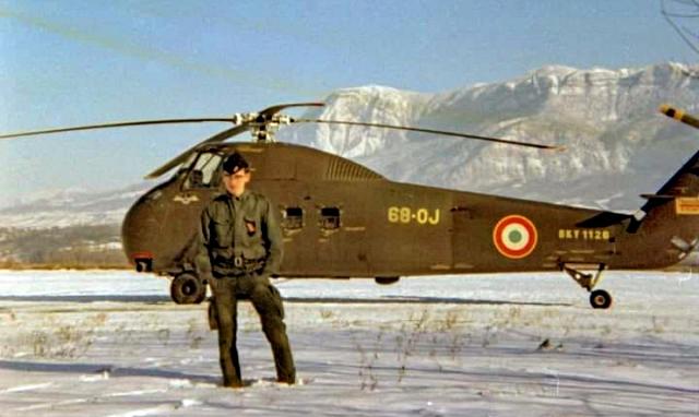 Posé dans la neige à la Base aérienne 725 du Bourget-du-Lac, le Sikorsky S-58 68 OJ (SKY 1128) en 1967 - Photo Pierre Gabriele