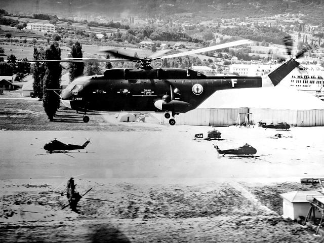 Le SA 3210-02 Super Frelon F-ZWWF en vol au-dessus de la Base aérienne 725 au Bourget-du-Lac - Photo DR