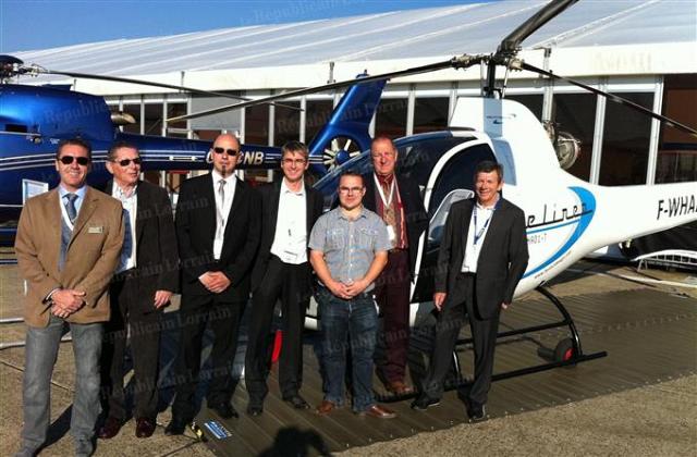 Thierry André (chemise claire au centre) et son équipe ont conçu un hélicoptère biplace en kit, le HAD 1-T qui répond au nom d'Hélineo - Photo DR