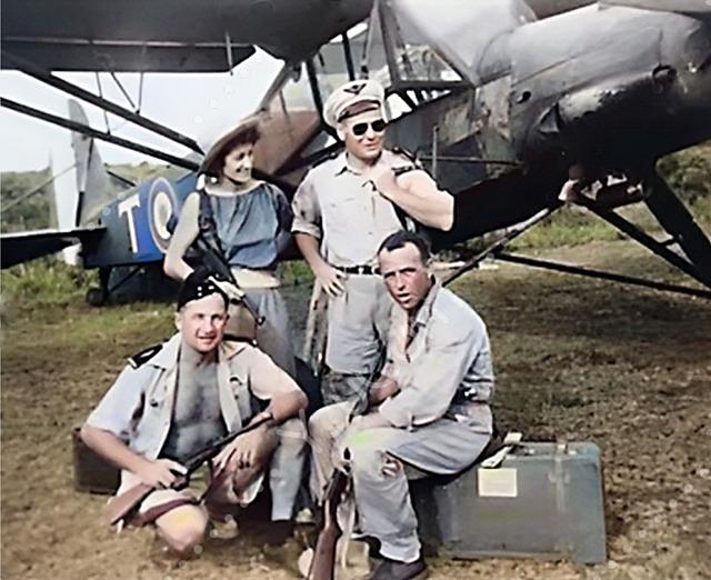 Colonel Alexis Santini et son équipe (avec le capitaine Valérie André) au repos devant Morane-Saulnier ms-500 Criquet - Photo DR