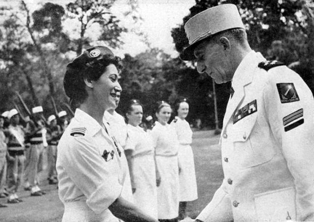 Valérie André décorée par le général de Lattre de Tassigny à Saïgon, le 13 novembre 1951 - Photo DR collection Valérie André