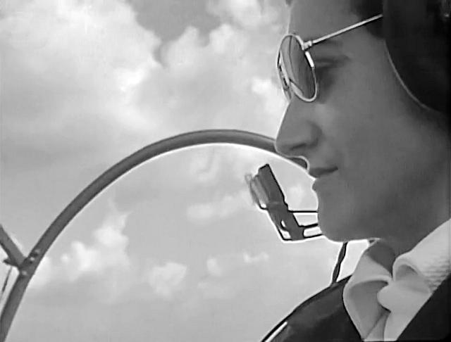 Valérie André en vol sur Hiller UH-12B F-BGXL Salon du Bourget Juillet 1953 - Photo DR INA