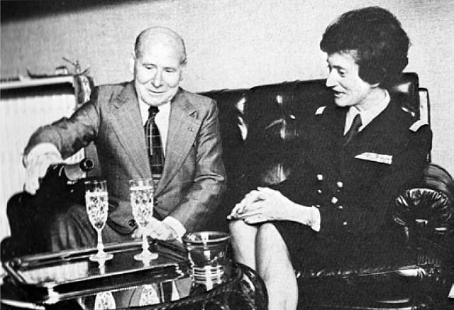 Valérie André et Alexis Santini, chez eux à Issy-les-Moulineaux, fêtent au champagne sa promotion, le 21 avril 1976 - Photo DR collection V. André