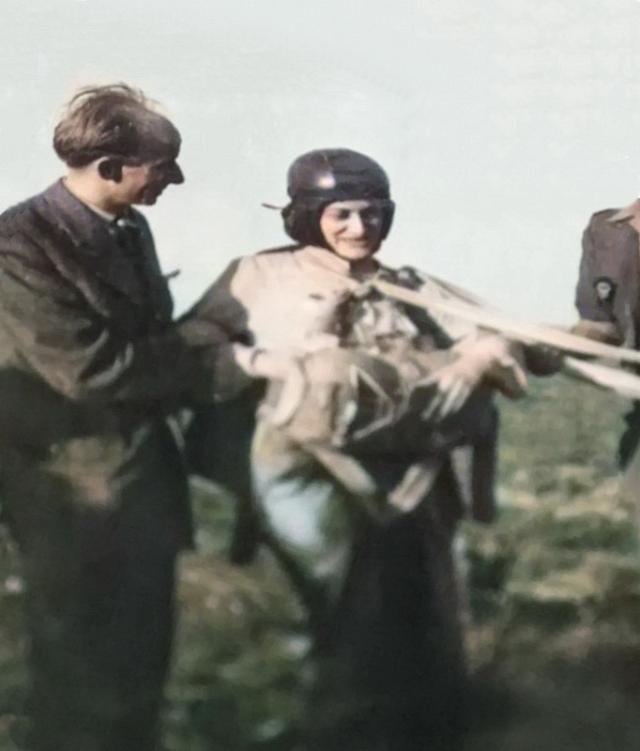Valérie André parachutiste en 1948 (color by ai) - Photo DR coll V. André