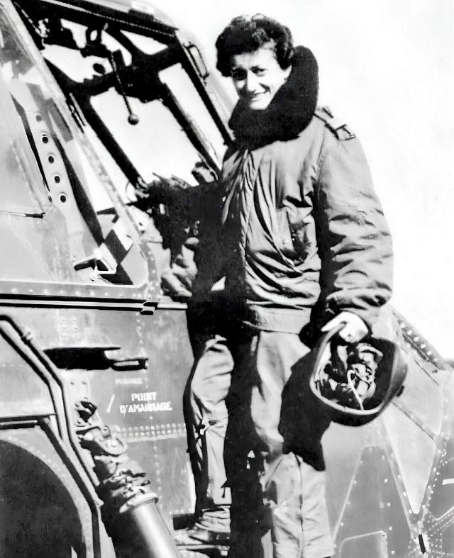 Valérie André en tenu de de vol (blouson et casque à la main) sur Sikorsky H-34 au début des années 60 en Algérie - Photo DR collection Valérie André