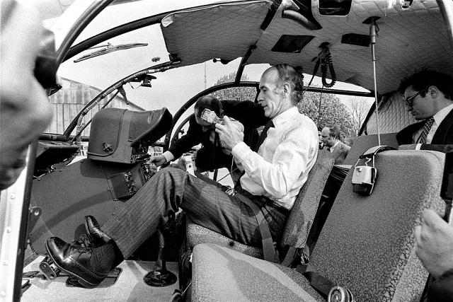 Valery Giscard d'Estaing aux commandes d'une Alouette 3 à Alençon (61) en 1972 - Photo AFP