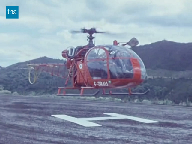 Arrivée sur la DZ de l'Alouette 2 F-ZBAU Protection civile en Juillet 1970 - Photo DR INA
