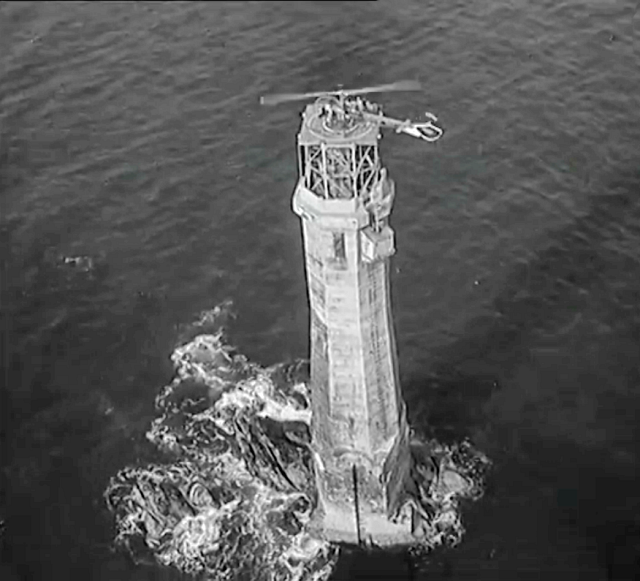 Le Phare de La Jument avec le Bell 47 F-BHMG de la Protection civile posé sur la DZ en bois pour une intervention, le 8 juin 1959 - Photo British Pathé