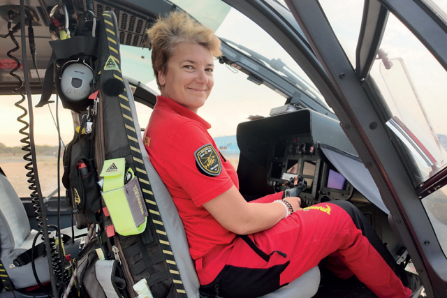 Gabrielle Berthe, pilote de l'hélico Dragon 17. Elles ne sont que 2 femmes pilotes d'hélicoptère dans la Sécurité civile, en France - Photo © Valérie Lambert