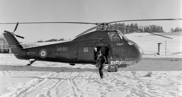 H-34 SKY 1128 68-OJ posé dans la neige lors JO de Grenoble en 1968 - Photo Getty Images - INA