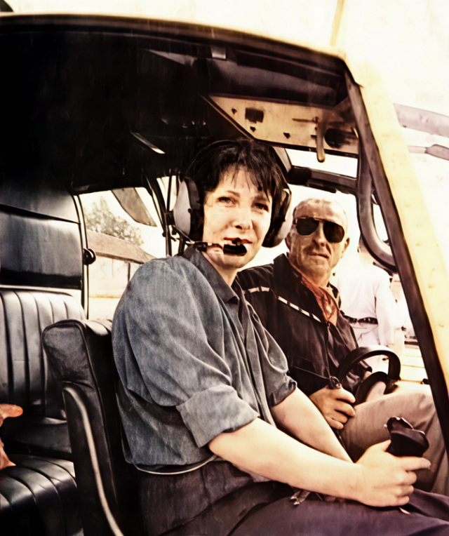 1990 - Nadine Vaujour aux commandes de la SA 341G Gazelle F-GEHE avec à ses côtés, René Romet, son ancien instructeur en 1985 - Photo Richard Réal