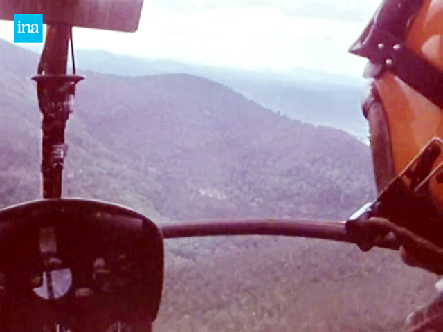 En vol, pilote aux commandes de l'Alouette 2 F-ZBAU Protection civile en Juillet 1970 - Photo DR INA