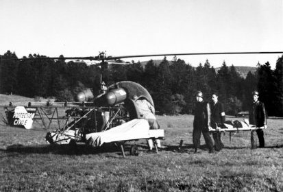Bell 47 Protection civile équipé de 2 civières latérales extérieures lors (…)