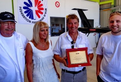 L'équipe Héli-Tech avec la plaque du mérite de LCA - Photo © Patrick GISLE