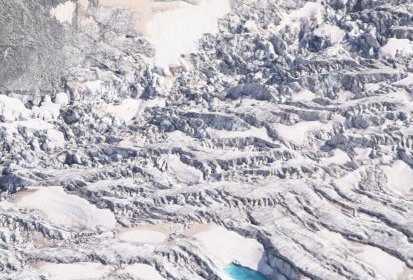 Un lac glacière turquoise qui se découpe comme un paradis perdu au milieu (…)