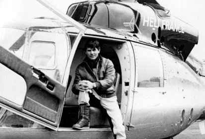 Philippe de Dieuleveult pose assis dans un Dauphin SA-365 C1 (…)