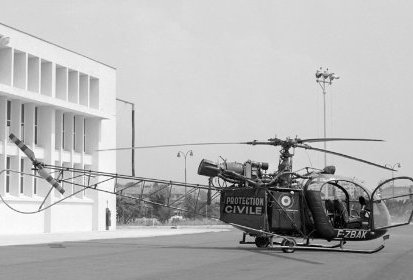 L'Alouette 2 F-ZBAK Protection civile posé devant le hangar de la base (…)